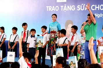 Tham dự chương trình các em học sinh Vĩnh Long còn được giao lưu và tham gia các trò chơi vui nhộn Nghệ sĩ hài Xuân Bắc, Hoa hậu Ngọc Hân đại sứ thiện chí của chương trình Quỹ sữa Vươn cao Việt Nam